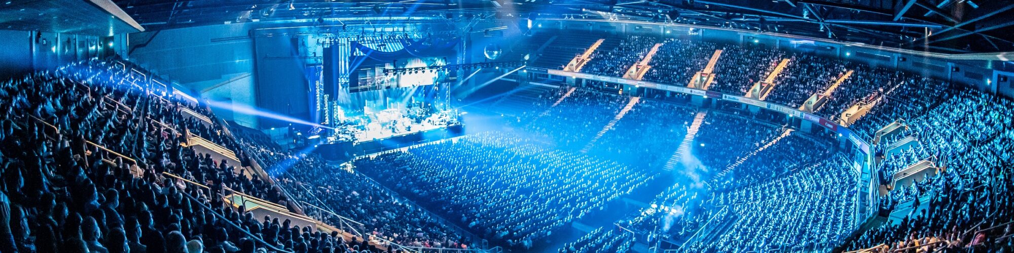 Hallen- und Ausstellungsräume in Oberhausen: Bestuhlte Rudolf Weber-Arena bei einer Großveranstaltung.