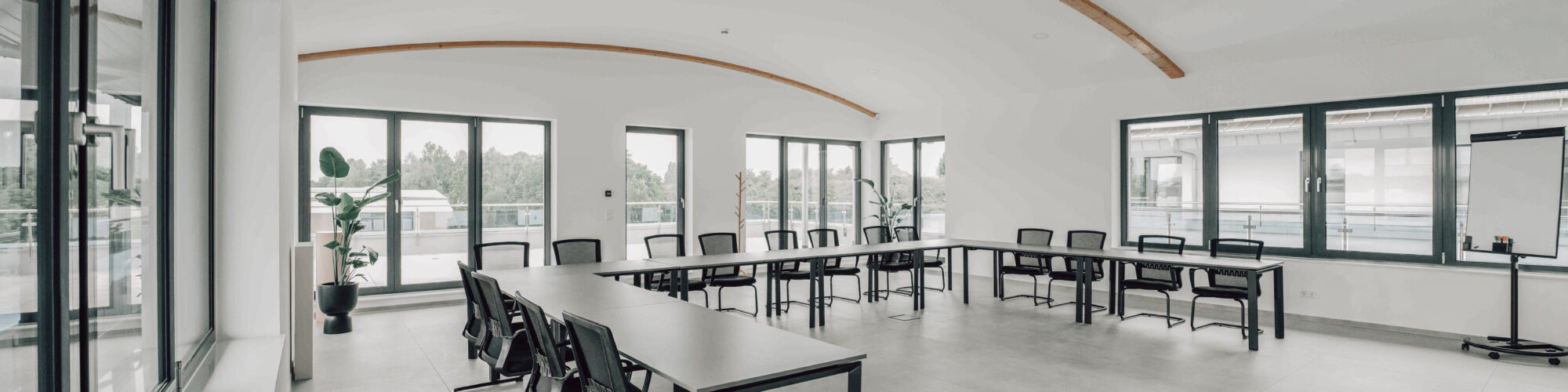 Moderner Seminar- und Konferenzraum in Oberhausen mit Bestuhlung, Präsentationstechnik und ruhiger Arbeitsatmosphäre.