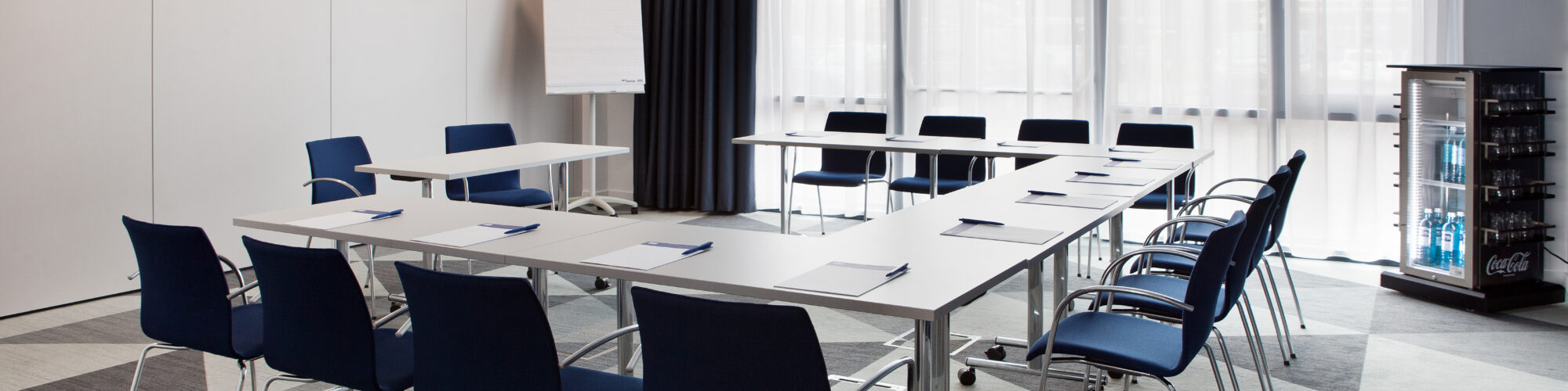 Tagungshotel in Oberhausen mit modernem Tagungsraum, U-förmiger Bestuhlung und Präsentationstechnik.